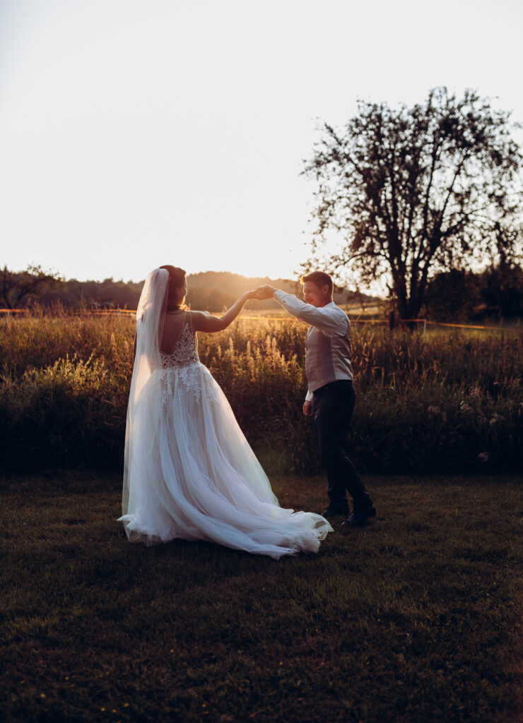 Tanzendes Brautpaar im Sonnenuntergang beim Brautpaarfotoshooting mit Hochzeitsfotografin Anika Hellemann
